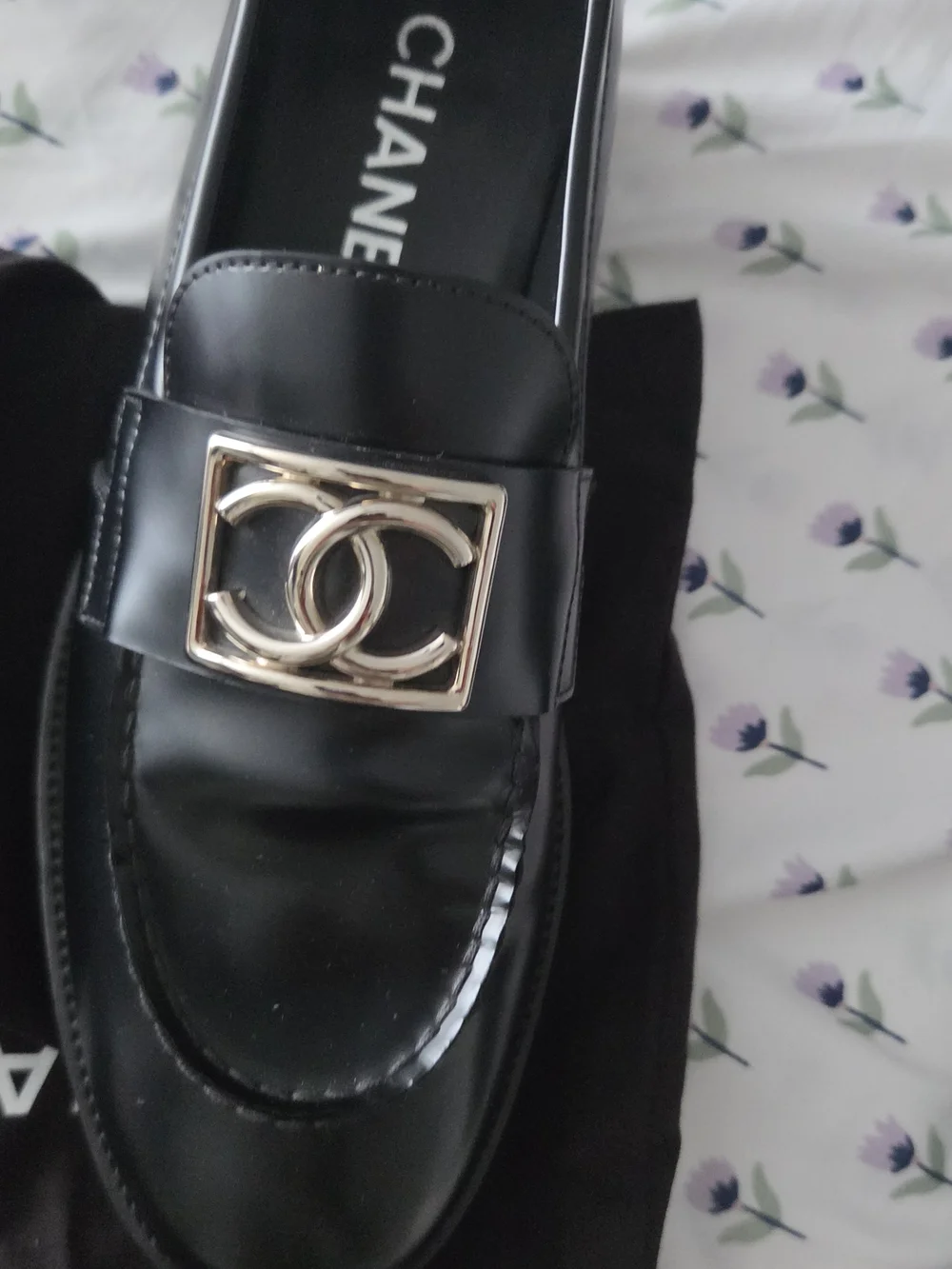 Autentic CHANEL Black Leather CC Logo Loafers with Gold Hardware - Picture 4 of 12